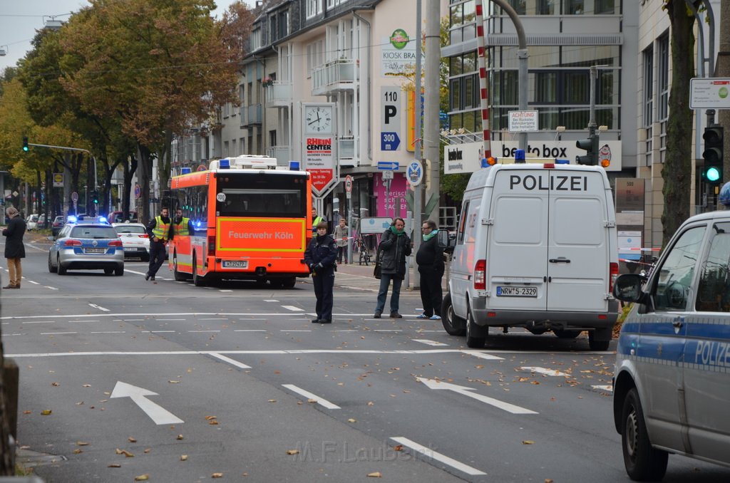 Attentat auf Fr Reker Koeln Braunsfeld Aachenerstr Wochenmarkt P67.JPG - Miklos Laubert